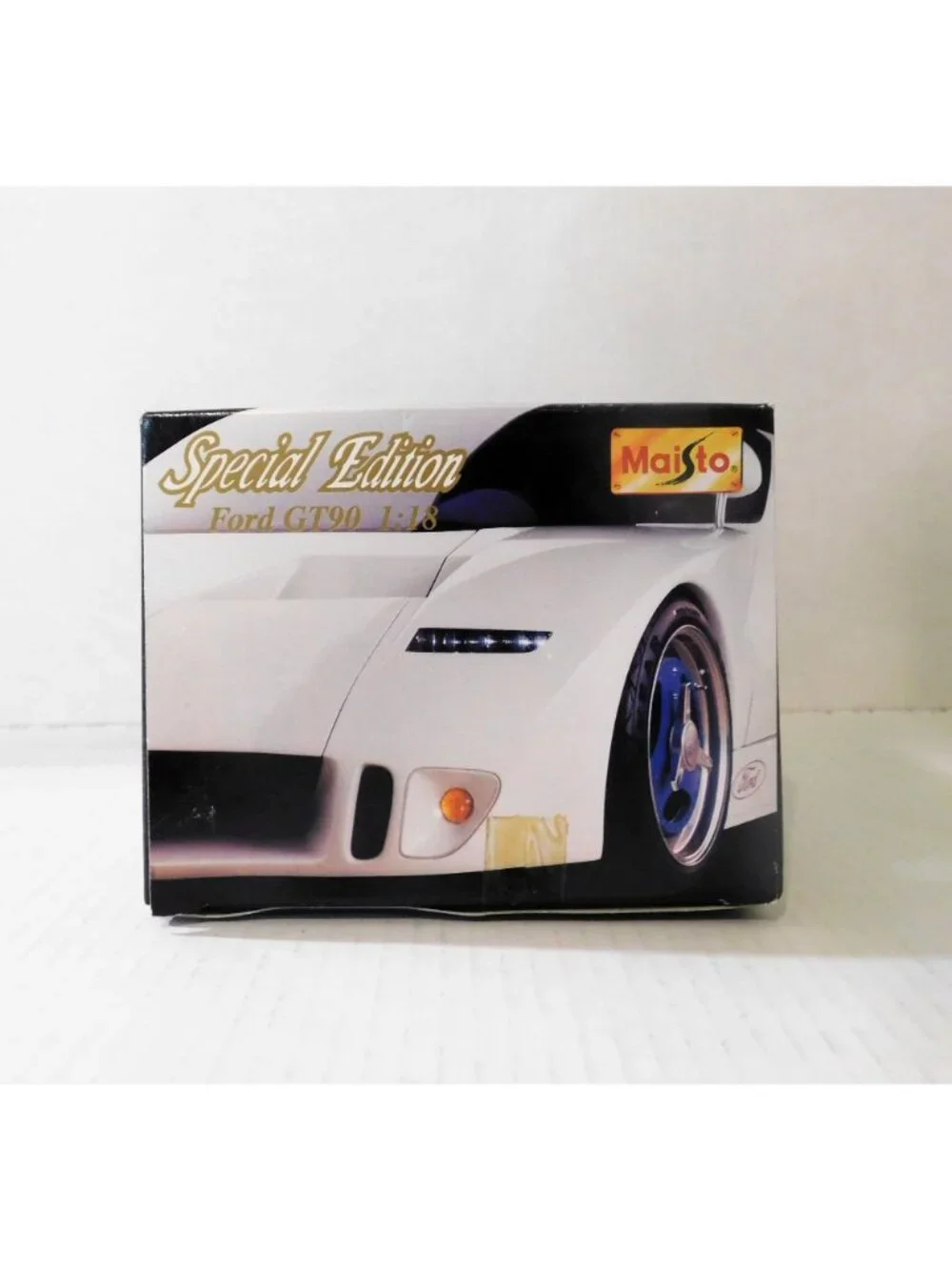 Maisto Special Edition Ford GT90 White 1:18 Diecast Scale Model